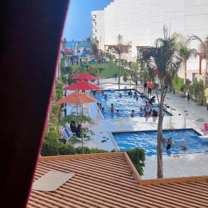 uitzicht op een zwembad in een resort bij Porto Said Star شاليةمتكامل ثلاث ججرات ماستر ومطبخ ورسبشن دور أول على بحر وبسين in `Ezbet Shalabi el-Rûdi