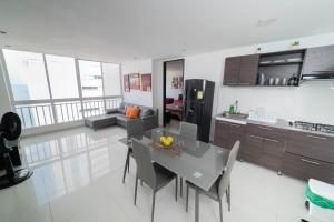 cocina y comedor con mesa y sillas en Cozy Apartment in El Laguito, en Cartagena de Indias