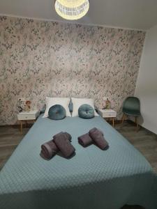 una camera con un letto con due cuscini sopra di COLON Nerja a Nerja