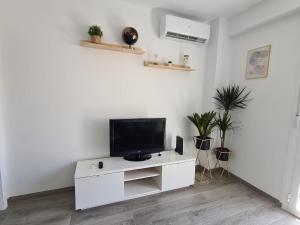 Televízia a/alebo spoločenská miestnosť v ubytovaní COLON Nerja