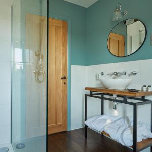 uma casa de banho com um lavatório e um chuveiro em The Angel Inn, Stoke-by-Nayland em Stoke by Nayland