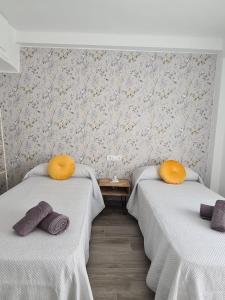 2 letti con asciugamani in una stanza di COLON Nerja a Nerja