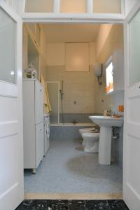 een badkamer met 2 toiletten en een wastafel bij casa vacanze a casa di ciro in Napels