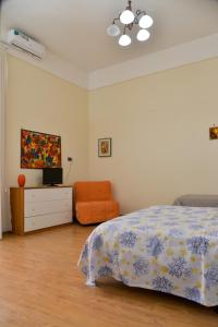 een slaapkamer met een bed en een dressoir bij casa vacanze a casa di ciro in Napels