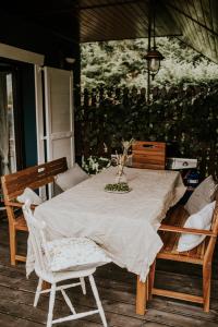 stół z dwoma krzesłami i wazonem na nim w obiekcie Konkelówka- Dom z ogrodem i sauną, Góra Żar i jezioro w Międzybrodziu Żywieckim