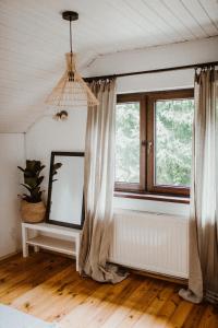 Pokój z lustrem i oknem w obiekcie Konkelówka- Dom z ogrodem i sauną, Góra Żar i jezioro w Międzybrodziu Żywieckim