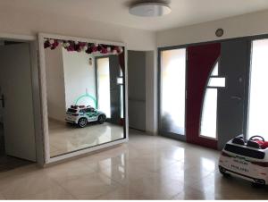 une chambre avec une réflexion sur une voiture dans un miroir dans l'établissement Schönes grosses Haus an der Grenze zur Schweiz und Frankreich, à Weil am Rhein