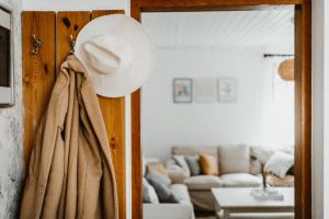 a hat hanging on a door in a living room at Konkelówka- Dom z ogrodem i sauną, Góra Żar i jezioro in Międzybrodzie Żywieckie