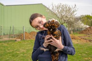 FarbusLogements insolites à la ferme - Yourte, Kota ou Pod的手里拿着死鸟的女人
