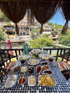 une table avec de la nourriture sur un chiffon de table bleu et blanc dans l'établissement Mystic Konak, à Selçuk