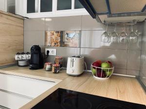 a kitchen with a counter with a bowl of apples at APARTAMENTO PLAYA DE ESTORDE in Cee