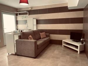 a living room with a couch and a television at APARTAMENTO PLAYA DE ESTORDE in Cee
