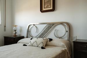 1 dormitorio con cama blanca y cabecero grande en Casa rural Balcón de Monachil, en Monachil