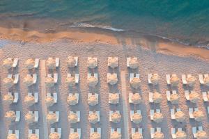 een luchtzicht op de kustlijn van een strand bij Porto Angeli in Archangelos