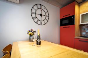 mesa de comedor con botella de vino y reloj en La picia, en Rovinj
