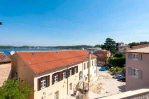 una vista aérea de un edificio en La picia, en Rovinj