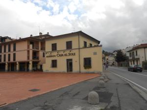 ein Gebäude an der Straßenseite in der Unterkunft Albergo Casa Al Sole in Greve in Chianti