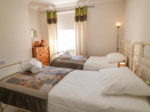 1 Schlafzimmer mit 2 Betten und einem Fenster in der Unterkunft 15 Brunswick Place in Plymouth
