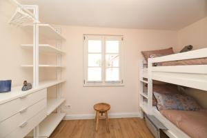 Un dormitorio con literas y una ventana. en Das schiefe Haus Wohnung Odenwald, en Heppenheim an der Bergstrasse