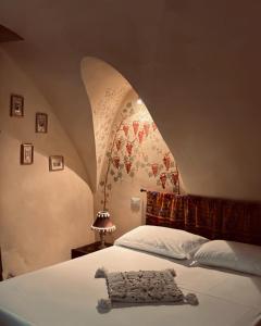 una camera da letto con un letto ad arco sopra di esso di Casa Vacanze Le Tre Casette ad Ameglia