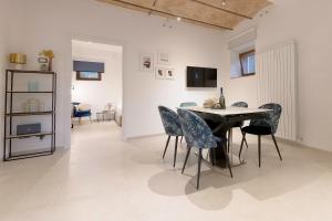 uma sala de jantar com mesa e cadeiras em Dolce Far Niente Apartment with pool & parking em Passignano sul Trasimeno