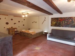 um quarto com uma cama e um quadro na parede em Antica Dimora del Portico em Borgiallo