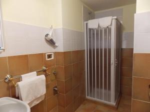 bagno con doccia e servizi igienici. di Antica Dimora del Portico a Borgiallo