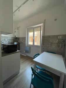 - une cuisine avec une table et des chaises dans la chambre dans l'établissement Casa Felix Ostia, à Lido di Ostia