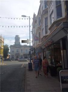 un gruppo di persone che camminano lungo una strada cittadina di Apartment 2, Aberystwyth Town Centre ad Aberystwyth