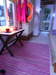 Yyyezu的住宿－Parvmaja Scarlett，客厅配有桌子和地毯。