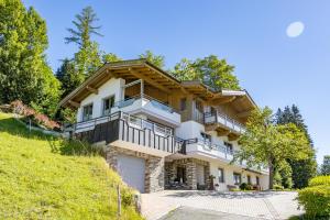 una casa con balcone su una collina di Ferienwohnung Reiter a Sankt Jakob in Haus