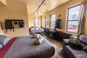 a bedroom with a bed and a couch at Traveler's Rest Hotel in Pittsburgh