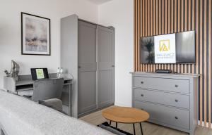 Televízia a/alebo spoločenská miestnosť v ubytovaní Grelewicz Apartments- MyWay