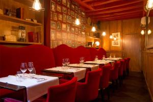 博恩的住宿－Les Chambres de L'Ecrit'Vin - En plein coeur du centre-ville，餐厅的一排桌子和红色椅子