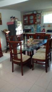 una cucina con tavolo da pranzo e sedie di Room in Guest room - Posada green sea villa helen kilometer 4 bypass a La Loma