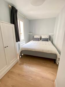 sypialnia z łóżkiem i oknem w obiekcie Appart'Hôtel -Le Bellifontain w mieście Fontainebleau