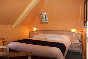 Un pat sau paturi într-o cameră la Hotel Des Bains