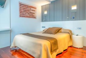 ein Schlafzimmer mit einem großen Bett in einem Zimmer in der Unterkunft Hotel Apolonia Soria in Soria