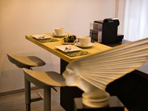 ウィーンにあるexklusiv Studioの木製テーブル(椅子2脚付)、テーブル(カップ付)