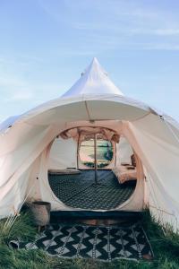 ein Zelt mit einem Bett darin in der Unterkunft Immaculate Lotus Belle Tent Retreat North Devon in Bideford