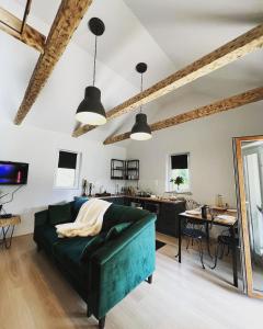 een woonkamer met een groene bank en een tafel bij Pod Świerkami 