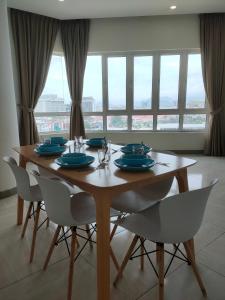 怡保的住宿－八角形怡保公寓，餐桌、椅子和大窗户