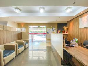 a hospital room with a reception counter and chairs at Athus Brasilia Hotel - Antigo Aristus in Brasília