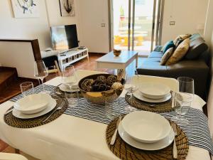 uma sala de estar com uma mesa com pratos em Vista Marina - El Medano Beach em El Médano