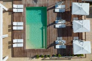 Der Swimmingpool an oder in der Nähe von Mercury Beach Hotel