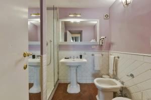 A bathroom at Boccaccio elegant apartment in Oltrarno