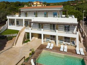 een luchtzicht op een huis met een zwembad bij Mercury Beach Hotel in SantʼAntìoco