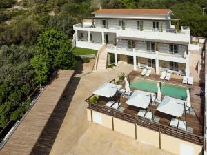 een luchtzicht op een huis met een zwembad bij Mercury Beach Hotel in SantʼAntìoco