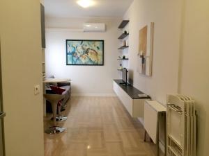 a hallway with white walls and a desk in a room at Pescara Center Apartment in Pescara