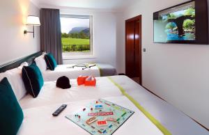 Llit o llits en una habitació de The Dunloe Hotel & Gardens
